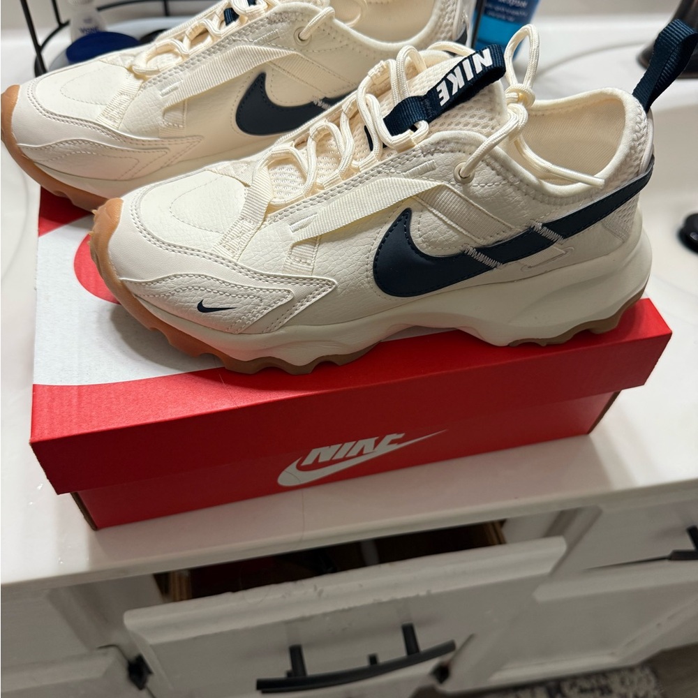 Brand new Nike Wmns TC 7900 'Pale Ivory Armory Navy